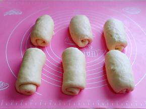 取一块松弛好的面团，用擀面杖擀长舌状，由上往下卷起来，依次做好，盖上保鲜膜再次松弛10分钟。