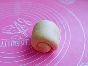 由下往上卷起来，收口处捏紧。