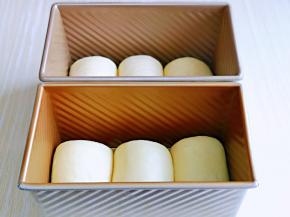 依次做好，放入模具中，我这个量是2个450克的吐司盒的量。