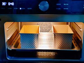 将模具入蒸烤箱，进行二次发酵，35度40分钟。