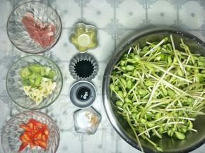 准备食材:猪肉切条、葱蒜切开、绿豆瓣洗净、小红椒切开待用。