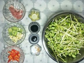 准备食材:猪肉切条、葱蒜切开、绿豆瓣洗净、小红椒切开待用。