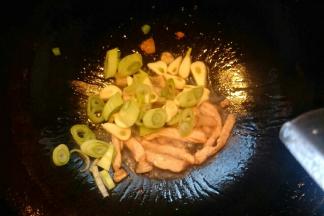 放入葱蒜炒香。