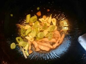 放入葱蒜炒香。