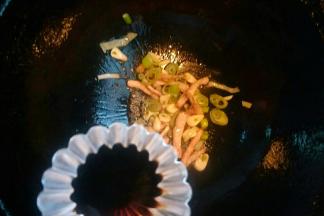 加入生抽翻炒均匀。