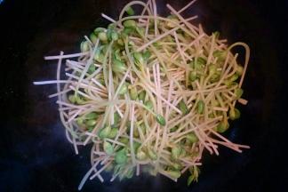 加入绿豆瓣换大火翻炒均匀。