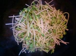 加入绿豆瓣换大火翻炒均匀。