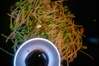 加入蚝油翻炒均匀。