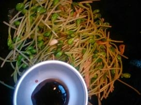 加入蚝油翻炒均匀。