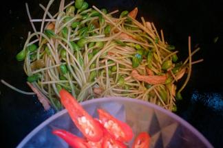 加入红椒翻炒均匀。