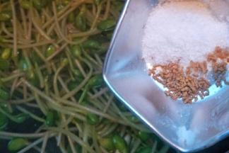 加入盐、鸡精翻炒均匀即可。