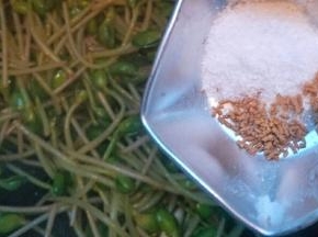 加入盐、鸡精翻炒均匀即可。