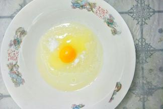 鸡蛋、玉米油、白糖放在一起。