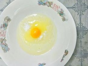 鸡蛋、玉米油、白糖放在一起。