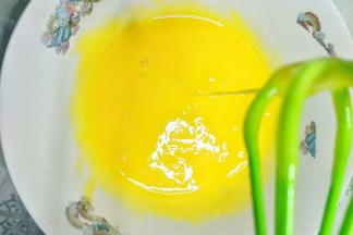 搅拌至顺滑流动状态。