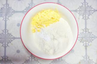 玉米面、中筋面粉、无铝泡打粉、小苏打搅拌均匀。