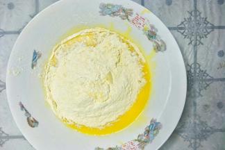 把面粉类倒入之前搅拌均匀的蛋液中。