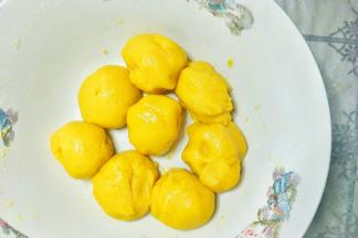 把面团分成8等份略略搓圆。