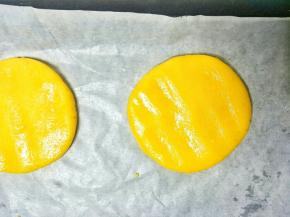 把小面团放在铺油纸的烤盘中按扁。