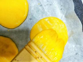 在表面刷一层鸡蛋液。