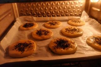 放入烤箱中层，上下火170度约烤12分钟左右。