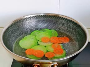 锅中加水烧开，下两种萝卜，将萝卜焯水变软即可个关火，捞出淋干水分。