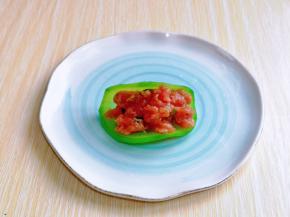 取一片萝卜，放上肉馅，对折就可以啦！