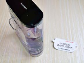 现在将蒸汽饭煲水箱取下来，装上纯净水，400ml左右就可以。