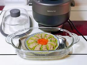 时间到，蒸汽饭煲工作结束，会有语音提示呦～按机体上的开盖按钮，端下鱼盘，特别好有没有，盘里的蒸汽水不多不少正好，赞。