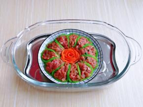 将餐具放入蒸鱼盘中。