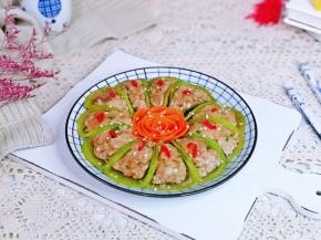 淋上生抽，再淋上热油，撒上熟白芝麻，点缀红椒即可享用。