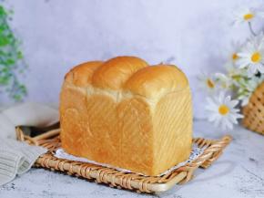 趁热脱模，放在烤网上晾凉。