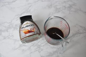 先把咖啡粉提前用热水融化并且放至温热的状态。我用的这个咖啡粉是无糖的。不是那种三合一哦！