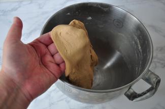 将除核桃外面团部分都放在盆中，然后加入温热的咖啡水，放在厨师机或者面包机上，揉成光滑的面团。如果手揉也可以。面团不硬不软，手揉也好操作。