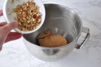 然后加入切碎的核桃。我用的是生的核桃，它经过与面团一起烘烤后，味道更棒。