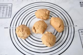 揉好的面团不必醒发，直接分成五份，然后滚圆松弛10分钟。