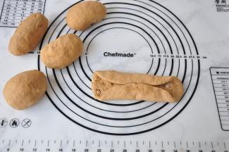 上面三分之一压下来压紧，下面三分之一压上去压紧。再将面团对折后压紧封口。