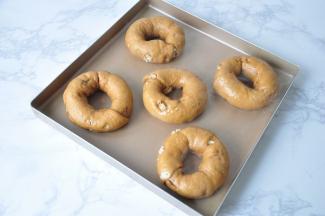 两面各煮30秒。捞出沥干水分，排入烤盘。烤箱200度，中层，烘烤20分钟左右。取出晾凉即可。