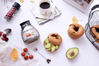 烤好的贝果，可以直接食用，抹果酱，夹鸡蛋夹水果都可以。