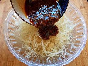 将搅拌均匀后的酸辣酱，加入龙须菜碗中，拌匀即可。