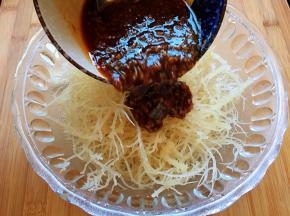 将搅拌均匀后的酸辣酱，加入龙须菜碗中，拌匀即可。