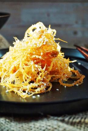 装盘，撒一小把熟芝麻，脆脆爽爽，酸酸辣辣，开胃又爽口，保准是您家餐桌上的新宠。