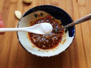 加盐调味，盐的量依据自己的口味添减。