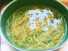 龙须菜用冷水浸泡约一小时，反复冲洗干净。