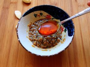 辣椒油，也可以买现成的。