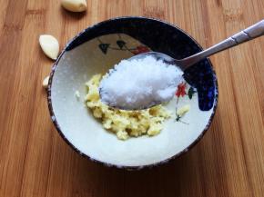 蒜瓣压成蒜泥，加入白糖，也可以根据自己的喜好，酌情添加一些白糖，白糖可以增香提鲜，是凉拌菜的灵魂。