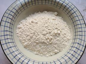 准备好中筋面粉。