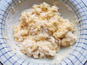 用筷子搅拌成絮状。