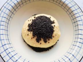 加入熟黑芝麻。