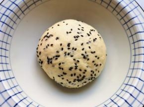 揉均匀成为光滑的面团，盖上保鲜膜静置20分钟。